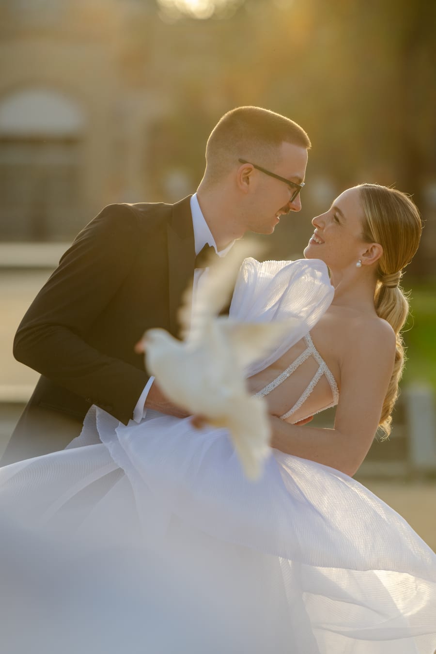 Menyasszony és vőlegény aranyórai fényben